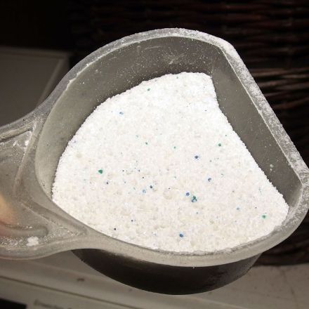 Waschpulver ins Spülbecken