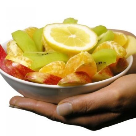 Obstteller beim Fernsehen