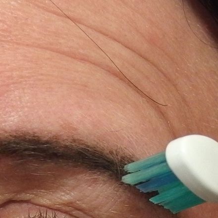 Augenbrauen formen mit alter Zahnbürste