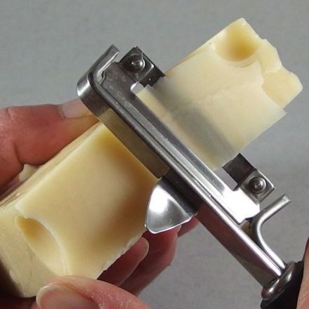 Käse mit Sparschäler in Scheiben schneiden