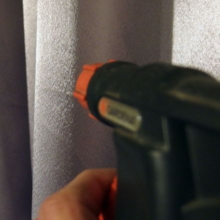 Falten auf Vorhang wegsprühen
