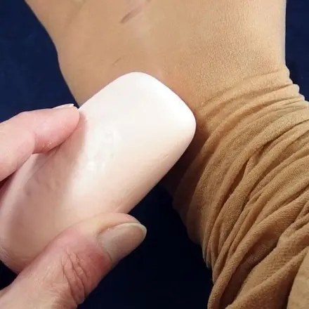 Mit Seife gegen Laufmaschen