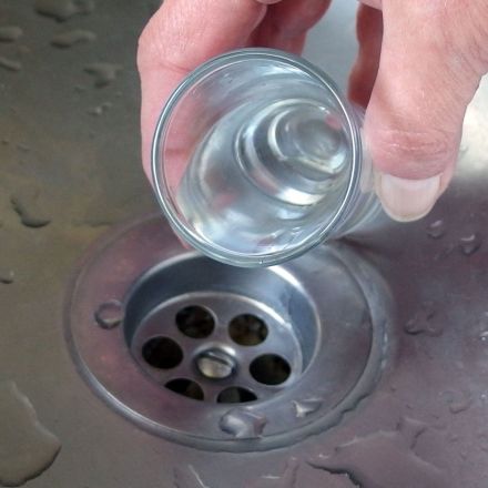 Schwer erreichbarer Abfluss - Rohrreiniger - verstopft - Abfluss frei