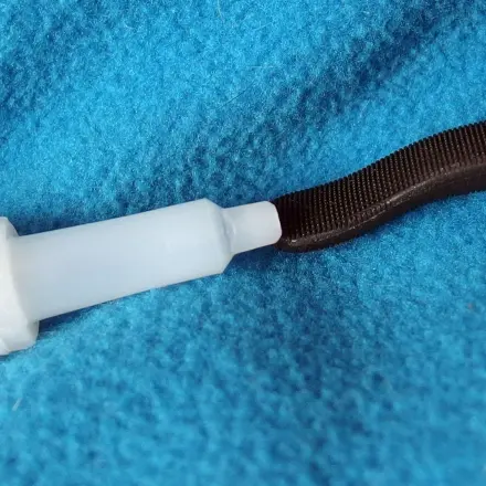 Ausfransen von Bändeln und Stoff-Zippern