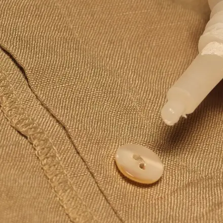 Hemd- und Blusenknöpfe vor Verlust sichern