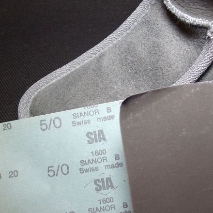 Wasserflecken auf Wildlederschuhen mit Sandpapier entfernen