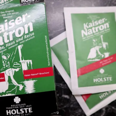 Natron gegen strengen Geruch aus dem Katzenklo