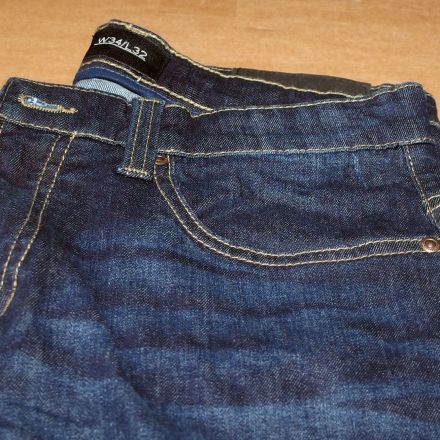 Ausbleichen von neuen Jeans verhindern