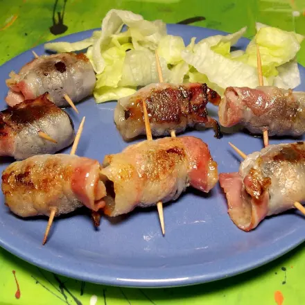 Pflaumen im Speckmantel