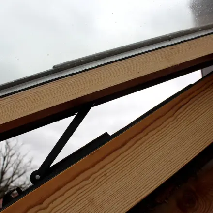 Holzfenster mit Flachpinsel steichen