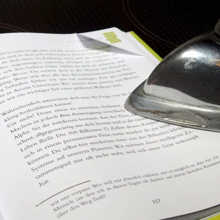 Knicke in Heften und Büchern herausbügeln