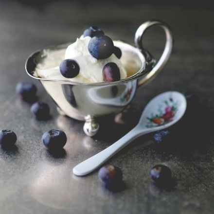 Blitzeis mit Blaubeeren