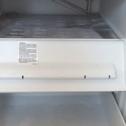 Kühltruhe oder Eisfach mit Salz abtauen