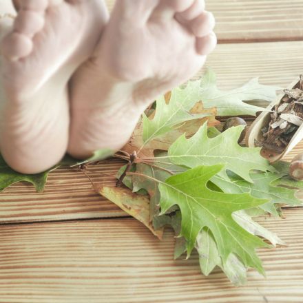 Eichenrinden-Fußbad gegen Schweißfüße