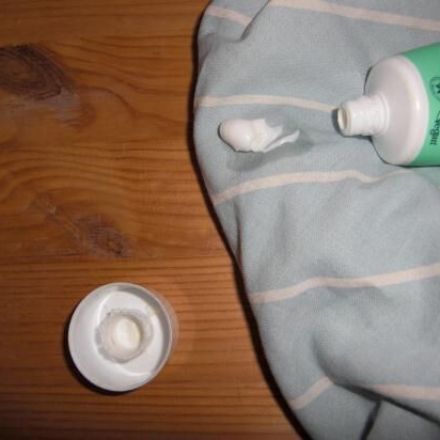 Wasserflecken auf unlackierten Holzmöbeln entfernen - mit Zahnpasta