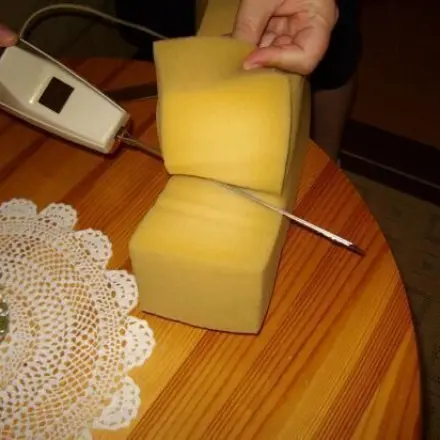 Schaumstoffmatratze kürzen mit elektrischem Küchenmesser