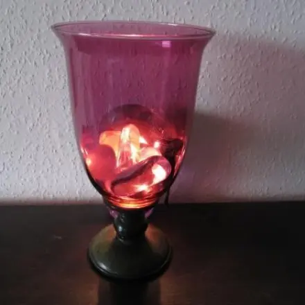 Leuchtende Steine im Windlicht