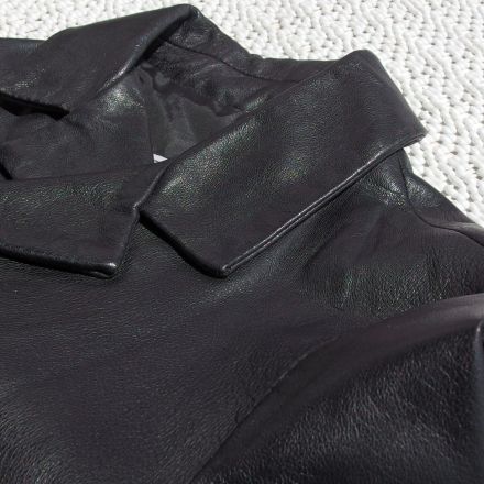 Speckigen Lederjackenkragen mit Erfrischungstuch säubern