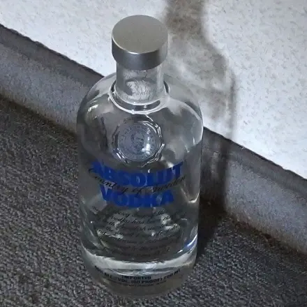 Katzen mit Wodka vom Pinkeln abhalten