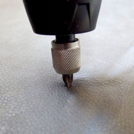 Gürtel, Taschenriemen und Leder einfach mit Löchern versehen