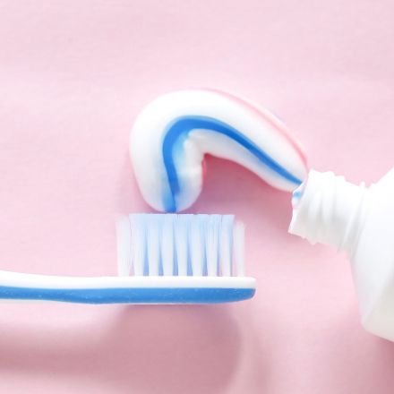 Selbstbräuner-Flecken mit Zahnpasta entfernen