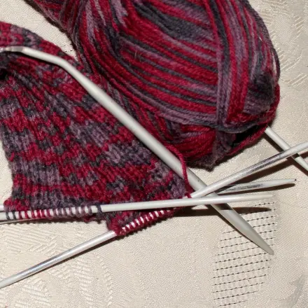 Kein lästiges "Immer-wieder-Maschen-zählen" beim Strümpfestricken mehr