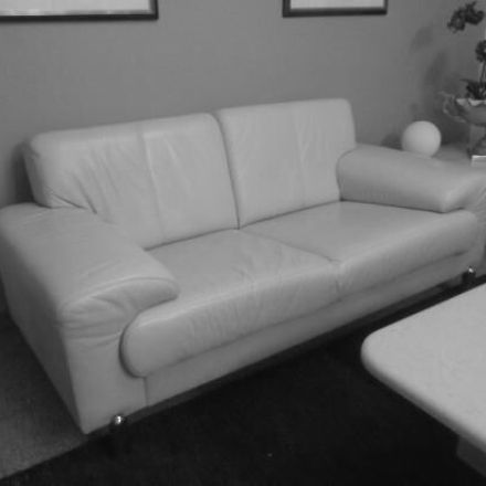 Weißes Glattledersofa reinigen und pflegen