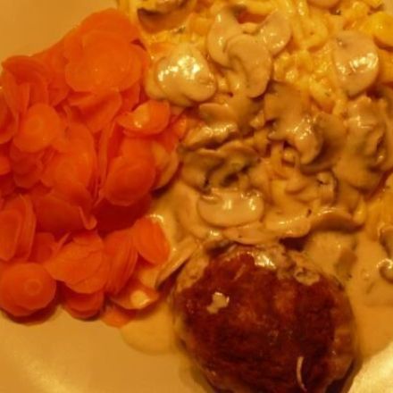 Hacksteak mit Pilzrahmsauce und Beilagen