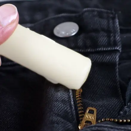 Kerze gegen klemmenden Reißverschluss