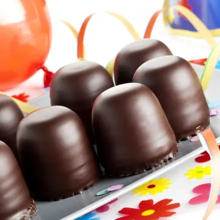 Schokoküsse als Platzkärtchen für Kindergeburtstag