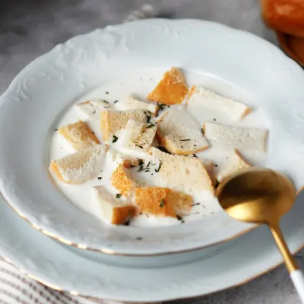 Weckensuppe mit Milch - eine Suppe aus alten Brötchen