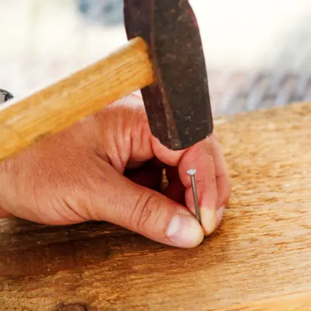 Nägel ohne splittern ins Holz schlagen