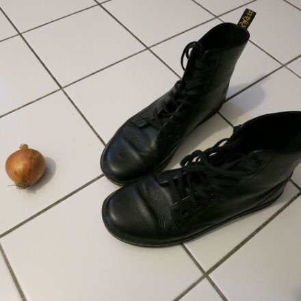 Wasserränder auf Lederschuhen mit roher Zwiebel entfernen