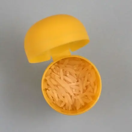 Babyrassel mit Ü-Ei-Plastikhülle und Reis