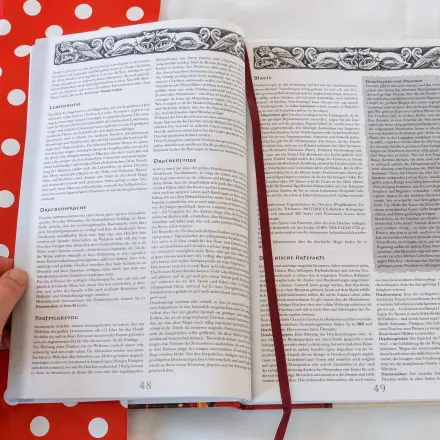 Bunte Heft- oder Buchhüllen aus Wachstischdeckenstoff selber nähen