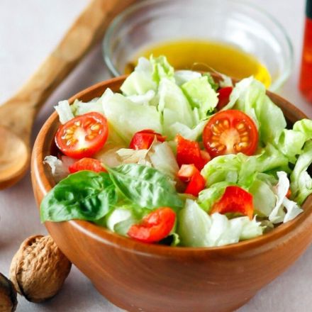 Salatdressing mit Himbeeressig und Walnussöl