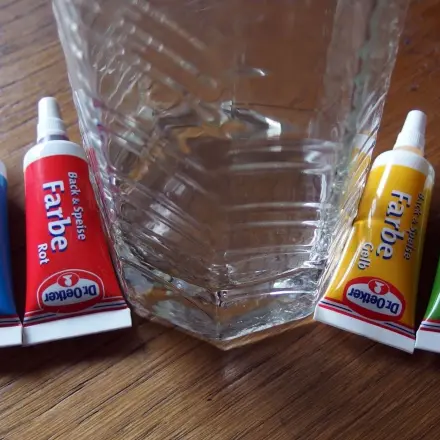 Farbiges Wasser in der Vase