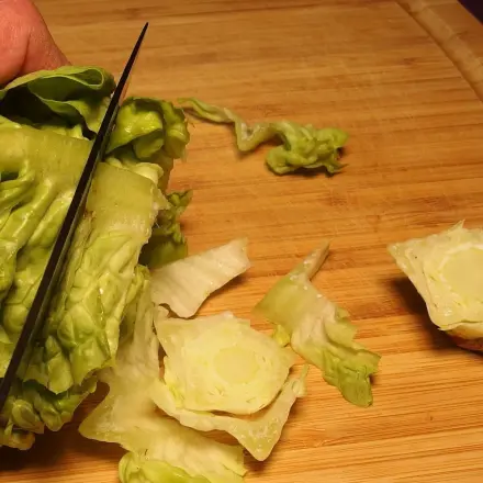 Salatherzen schneiden