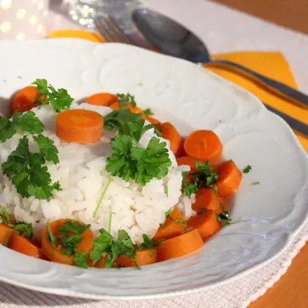Reis mit Koriander und Möhren