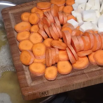 Kartoffelsuppe mit Möhren und Kohlrabi