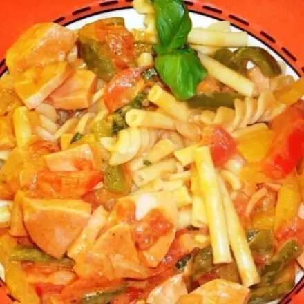 Fleischwursttopf mit Paprika aus der Mikrowelle