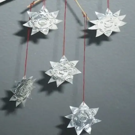 Sterne aus leeren Teelichthüllen