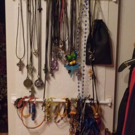 Ketten und Armbänder im Kleiderschrank aufbewahren