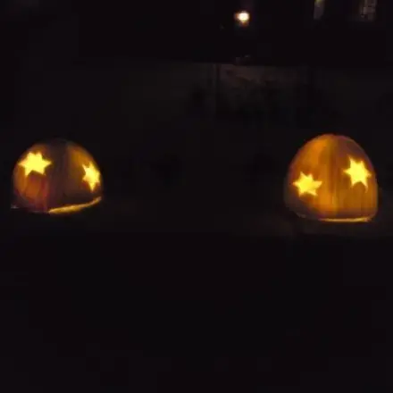 Honigmeloneniglus mit Teelicht im Schnee