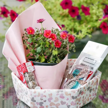 Mit gebrauchtem Geschenkpapier gestaltete Geschenkkartons