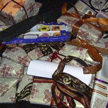 Weihnachten Geschenke auspacken - miteinander statt nebeneinander