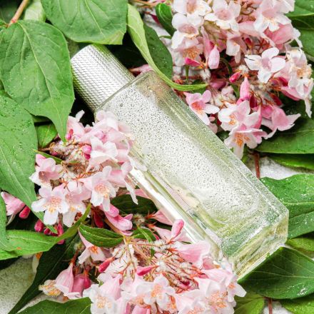 Fast leere Flasche Parfum mit Babyöl füllen