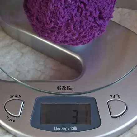 Wolle abwiegen beim Socken-Stricken mit Restwolle