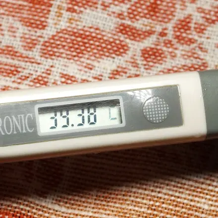 Bei fiebernden Kindern Wickel an den Armen