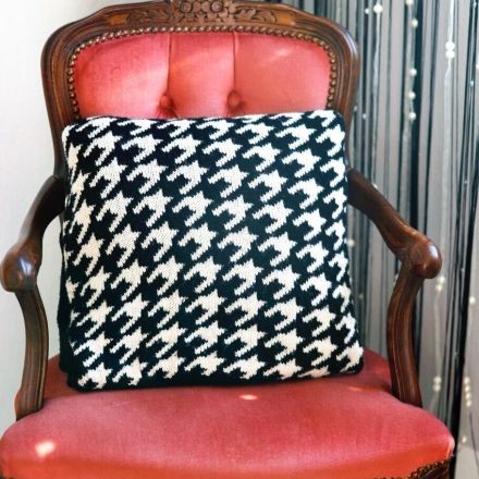 Alte Pullover als Kissen umfunktionieren